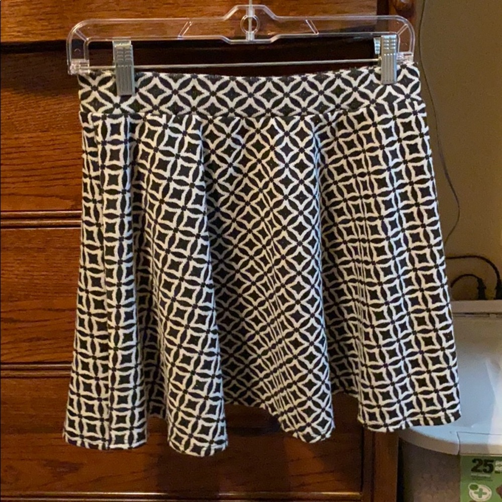 Black and white patterned skirt, like new
